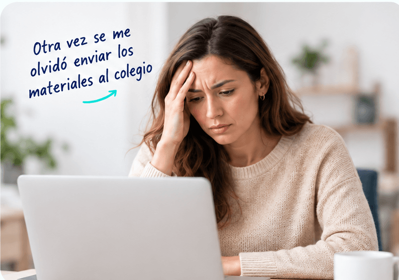 Apoderada revisando su correo con gesto de preocupación frente al notebook